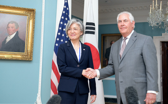 강경화 외교부 장관이 28일(현지시간) 워싱턴 국무부 청사에서 렉스 틸러슨 미국 국무장관과 회담하기 앞서 악수하고 있다. [외교부 제공]